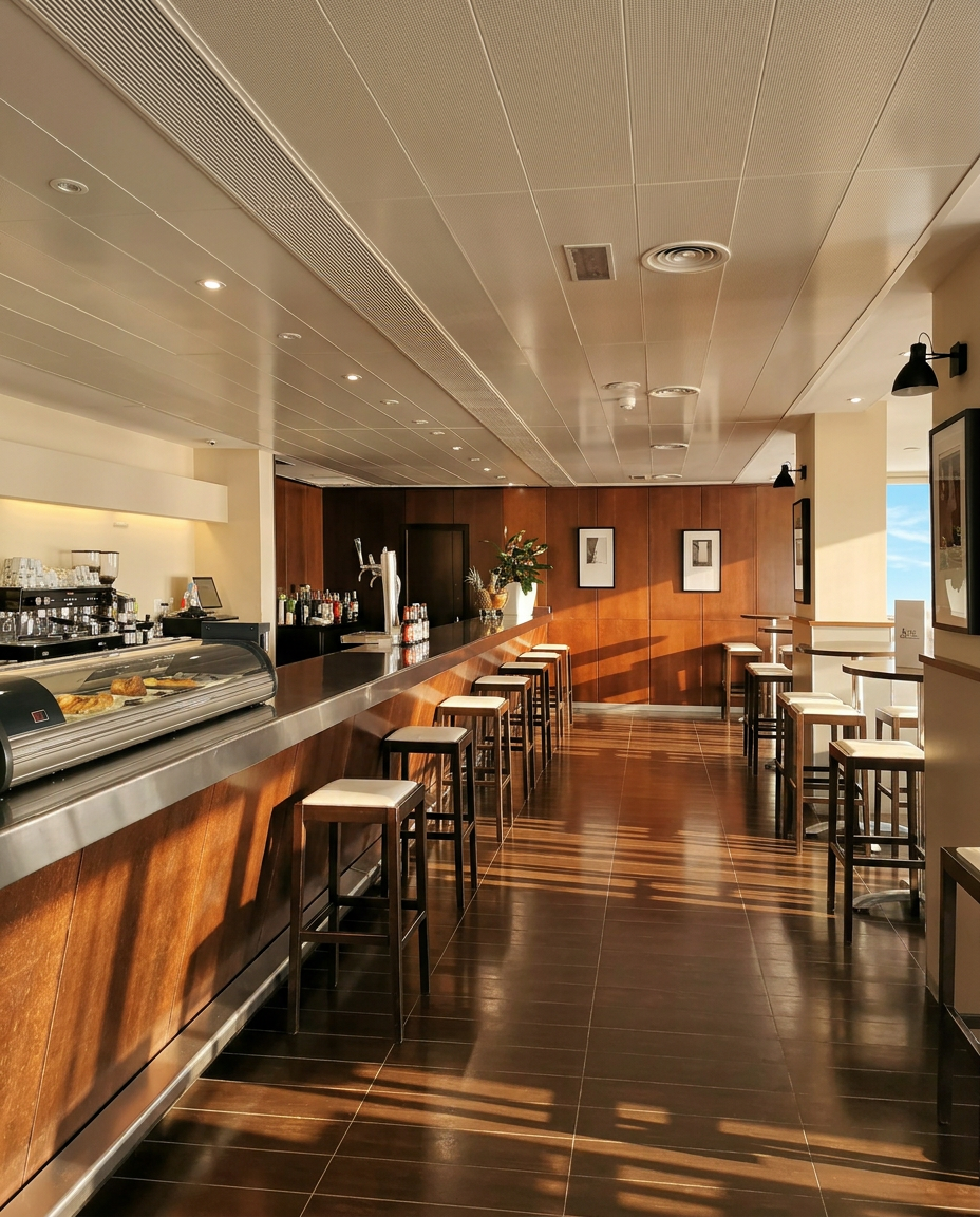 Cafetería del Aparthotel Acualandia Peñíscola con barra de desayunos buffet