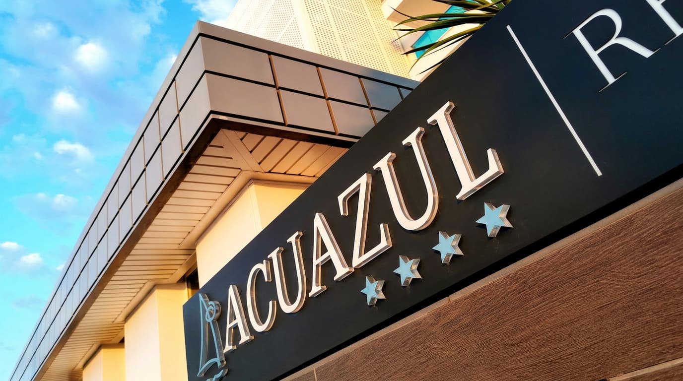 Cartel de entrada a la recepción del Hotel Acuazul 4 estrellas en Peñíscola