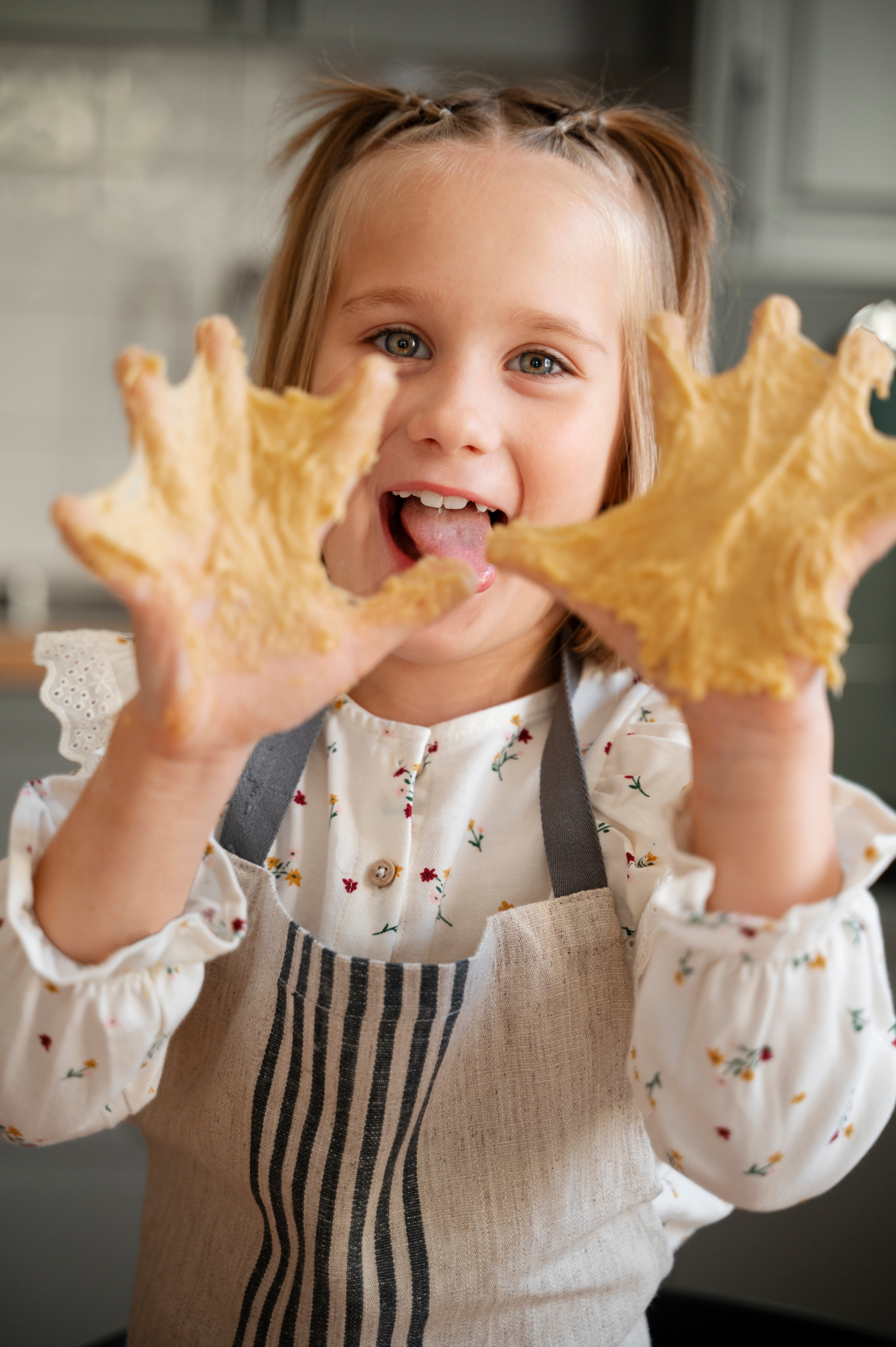 Niña participando en el taller Masterchef infantil en Hoteles Mediterráneo Peñíscola