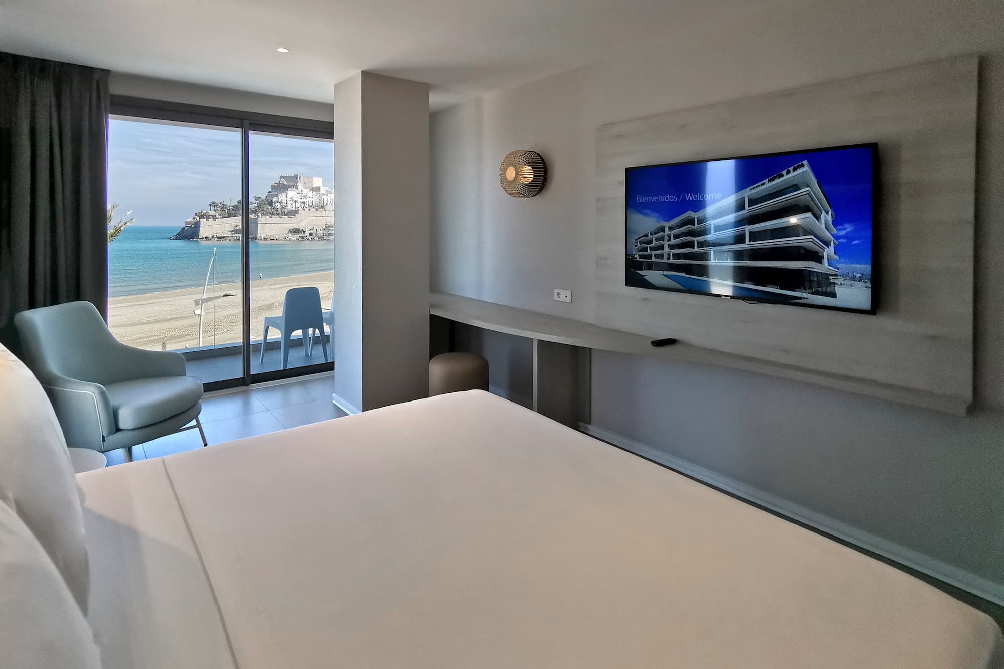 Habitación Class renovada del Hotel Castillo de Peñíscola Spa 4* Sup con cama doble y vistas al mar