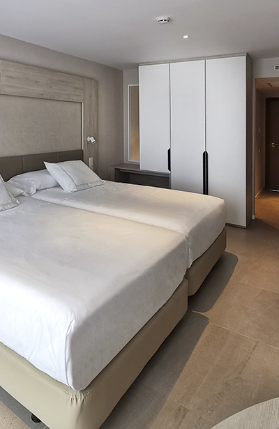 Habitación doble Class con cama king size y armario empotrado en el Hotel Castillo de Peñíscola Spa 4* Sup
