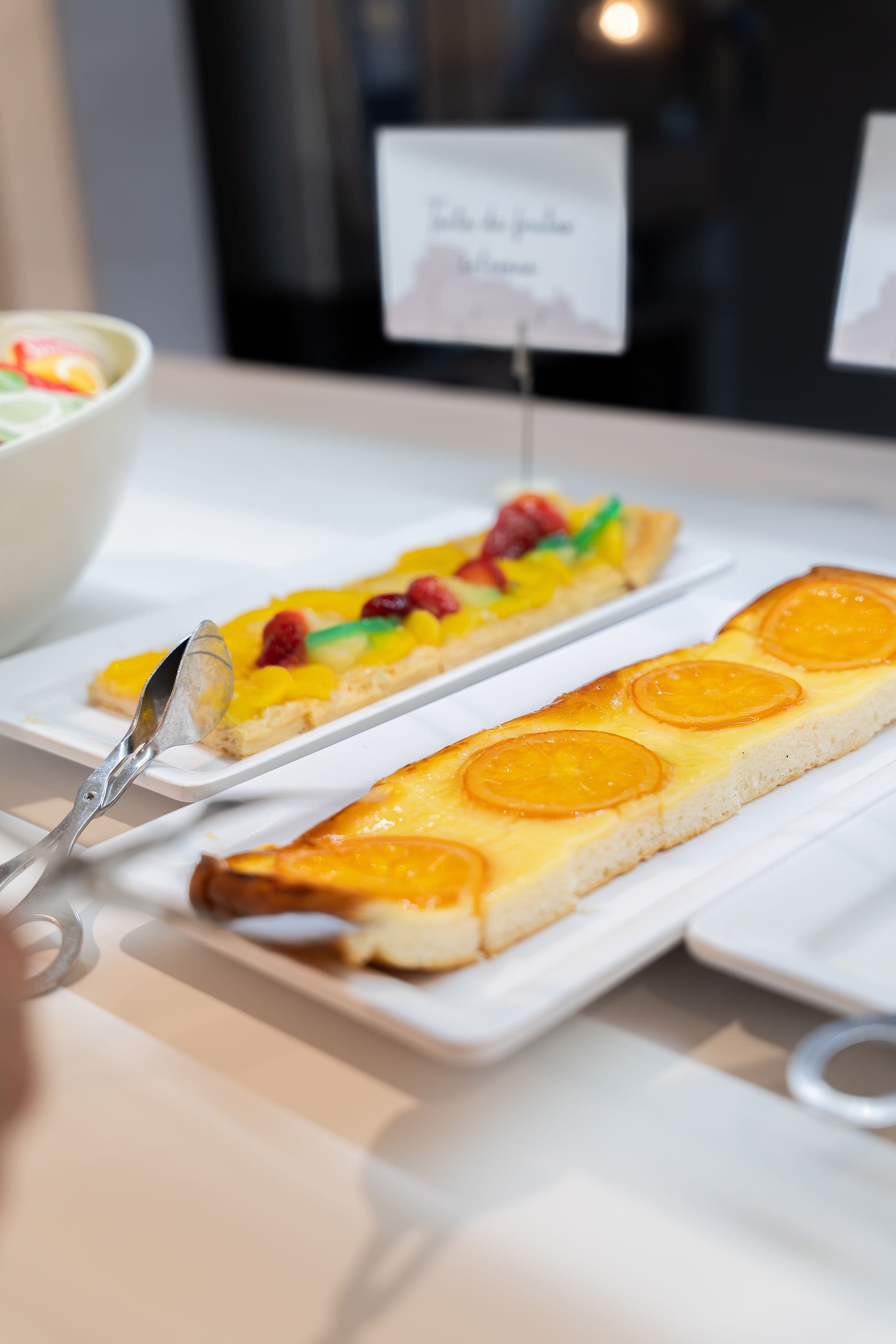Repostería casera con tartas de frutas y de naranja en el buffet del Hotel Castillo de Peñíscola
