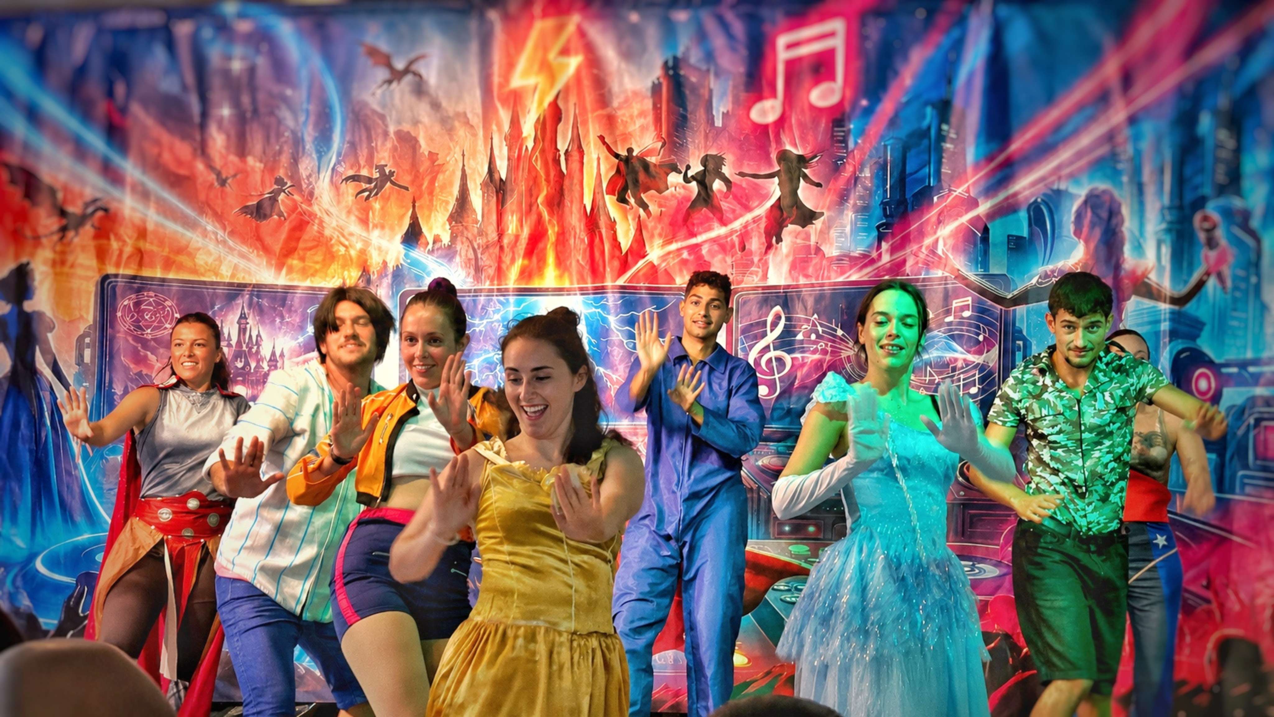 Elenco completo del espectáculo Sincronía bailando en el número final ante las familias alojadas en Acuazul, Peñíscola